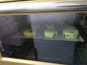 放入预热180℃烤箱，上下火中层烤15分钟。