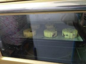 放入预热180℃烤箱，上下火中层烤15分钟。