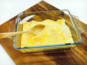 把红白面包糠搅拌均匀