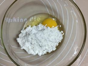 鸡蛋打入打蛋干净的盆里，倒入全部糖，用打蛋器打匀，使糖融化，不需要打发