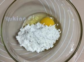 鸡蛋打入打蛋干净的盆里，倒入全部糖，用打蛋器打匀，使糖融化，不需要打发