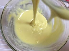 用手动打蛋器拌匀成细滑状态