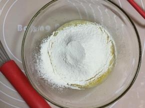 面粉过筛，加入泡打粉