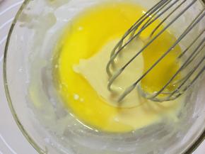 将黄油倒入打蛋盆里，用蛋抽拌匀，不要过度搅拌使面粉起劲