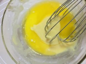 将黄油倒入打蛋盆里，用蛋抽拌匀，不要过度搅拌使面粉起劲