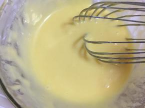 放入冰箱冷藏半小时，装入裱花袋，挤入模具里，烤箱提前预热200度5分钟