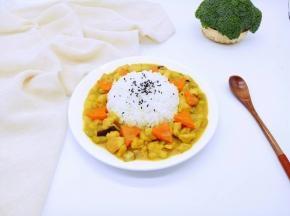 西兰花摆盘，将咖喱鸡盛再当中，宴客也是极好的。