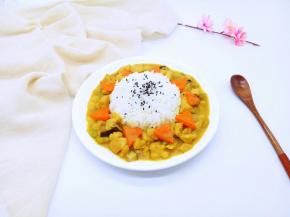 美美哒开吃吧！一份咖喱鸡肉饭足可以满足娃的味蕾，再加一份素汤，完美的一餐。