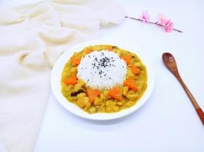 美美哒开吃吧！一份咖喱鸡肉饭足可以满足娃的味蕾，再加一份素汤，完美的一餐。