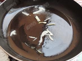 锅热油，爆香葱蒜