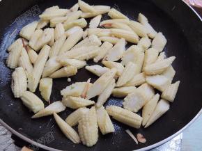 放入玉米笋大火翻炒