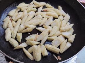 放入玉米笋大火翻炒