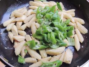 放入青椒翻炒