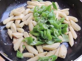 放入青椒翻炒