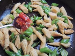 加入剁椒翻炒均匀