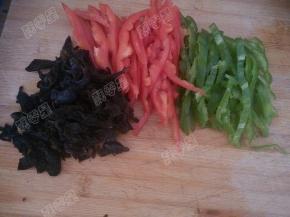 将青红椒和木耳分别切丝