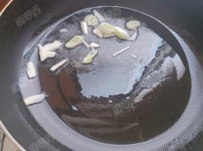 锅热油，爆香葱蒜