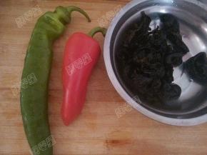 准备青红椒和水发木耳