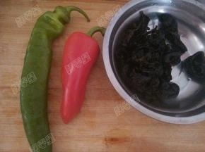 准备青红椒和水发木耳