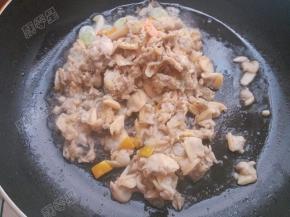倒入花甲肉翻炒