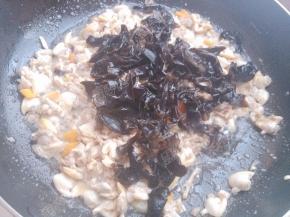 倒入木耳翻炒