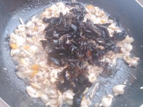倒入木耳翻炒