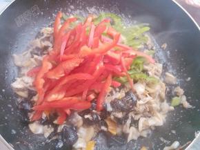 放入青红椒丝翻炒