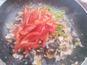 放入青红椒丝翻炒