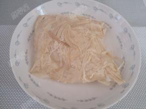 打开包装倒入盘中解冻