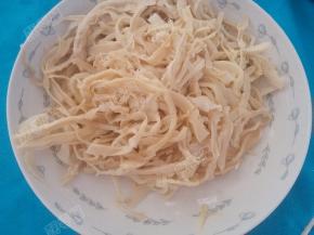 切得细细的半成品笋丝非常香呢