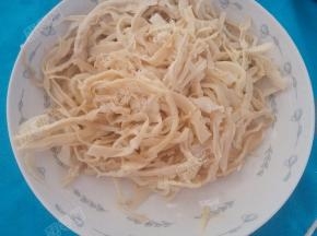 切得细细的半成品笋丝非常香呢