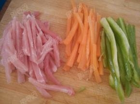 里脊肉、胡萝卜、青椒分别切丝