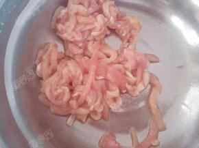 里脊肉加入盐、料酒、生抽拌匀腌制一下