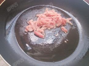 锅热油，倒入里脊肉丝