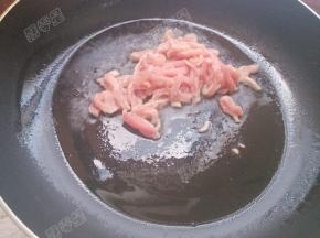 锅热油，倒入里脊肉丝