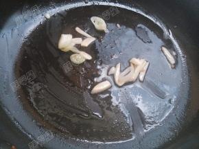 锅留余油爆香姜蒜末