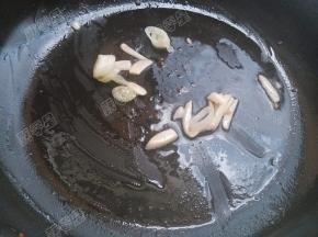 锅留余油爆香姜蒜末