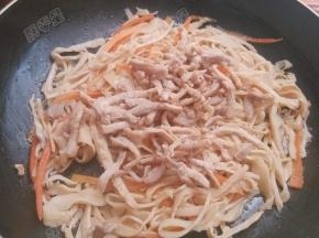 倒入肉丝翻炒