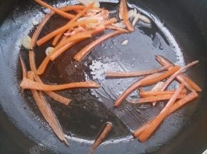 放入胡萝卜丝煸炒