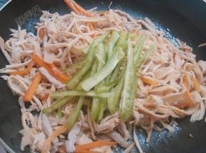 倒入青椒丝