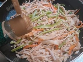 加入少量生抽翻炒均匀