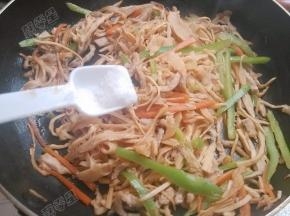 加入盐调味即可