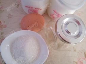 准备材料：酸奶，鸡蛋，酵母，白砂糖等