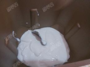 酸奶倒入面包桶