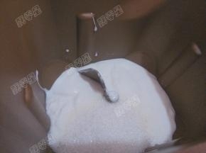 放入白砂糖和盐