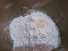 放入酵母粉