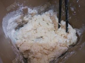 用筷子帮助搅拌一下，然后将面包桶放入面包机，选择和风面包程序，750g，中烧色。