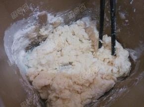 用筷子帮助搅拌一下，然后将面包桶放入面包机，选择和风面包程序，750g，中烧色。