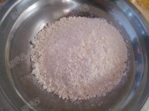 面粉放入盆中