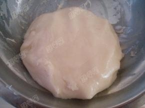 揉成面团后盖上保鲜膜静置一个小时